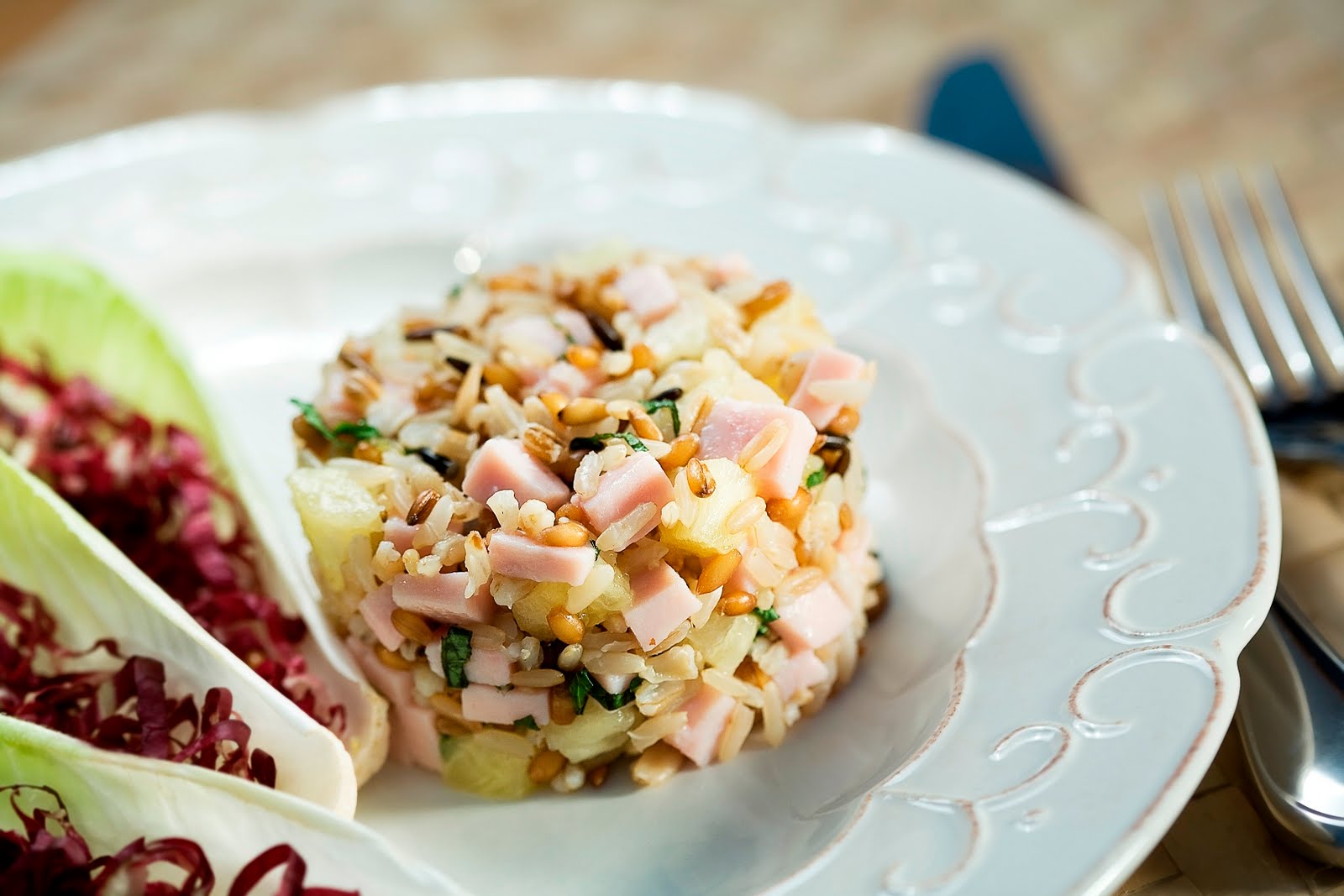 Salada fria de grãos, peito de peru e abacaxi