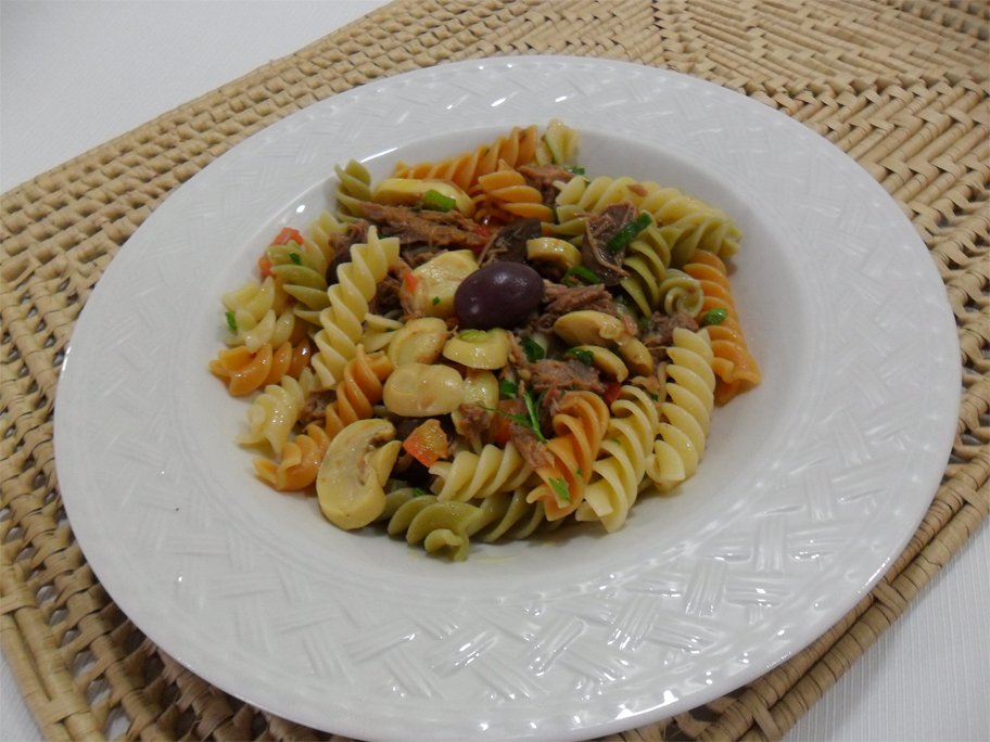 Salada de macarrão com cogumelos e azeitonas