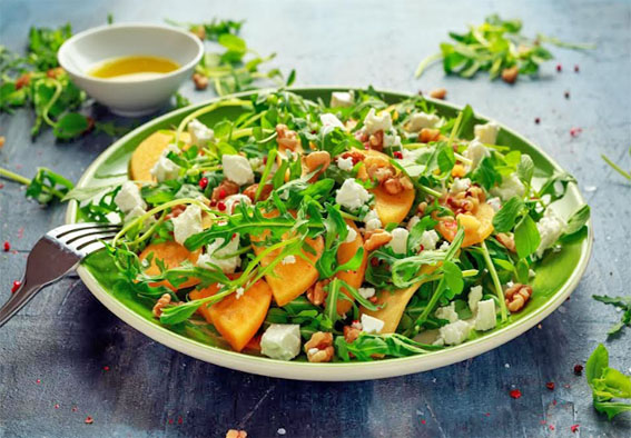 Salada verde com caqui