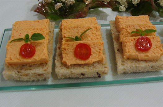 Canapés com mousse de salmão com pimentão 