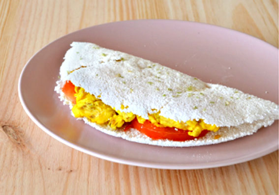 Tapioca proteica com ovos mexidos, tomate e orégano
