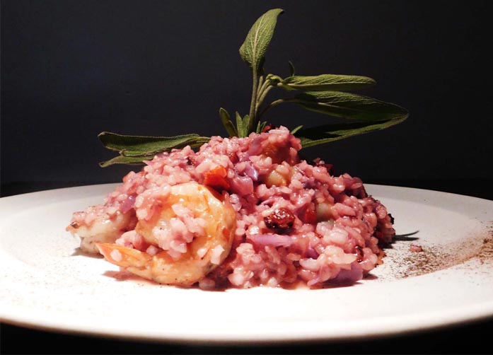 Risoto de camarão com repolho roxo e bacon