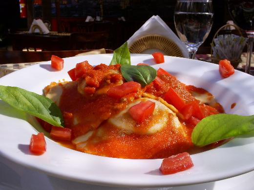 Cappellacci recheado de ragú de carne e requeijão, ao molho de tomate e manjericão