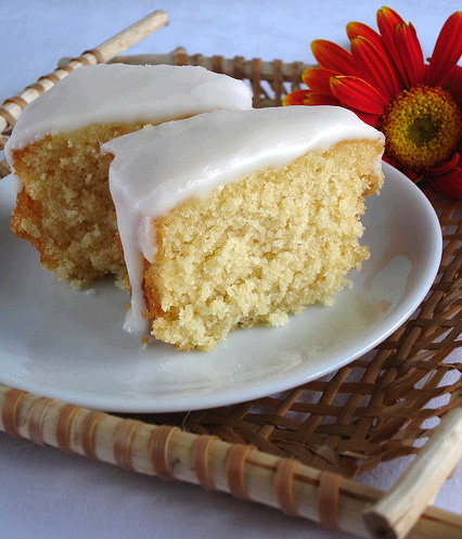 Bolo de coco com casquinha de açúcar