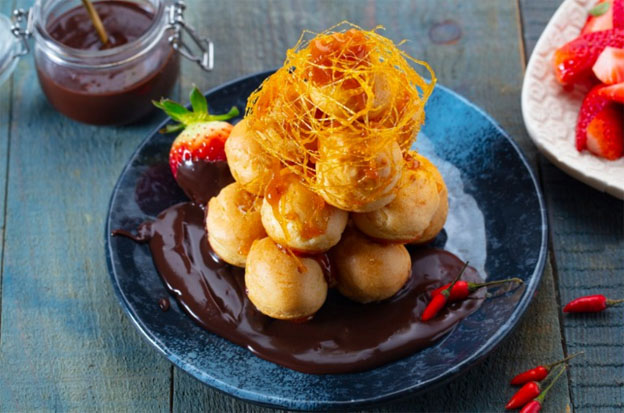 Profiteroles com molho de chocolate apimentado