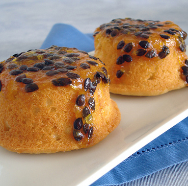 Bolinhos de iogurte com calda de maracujá