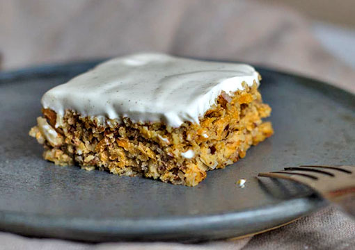 Bolo de cenoura com cobertura de iogurte grego