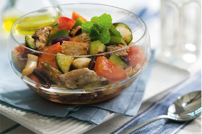 Salada grega com sardinha