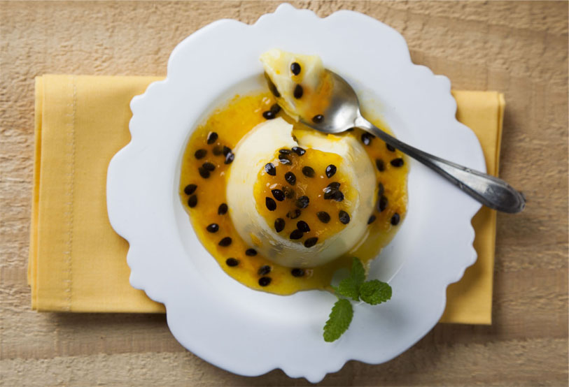 Panna cotta de chocolate branco com calda de maracujá