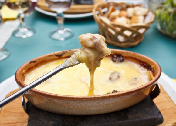 Fondue de queijo no pão italiano redondo