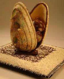 Ovo de Páscoa marmorizado ao crocante de erva doce 