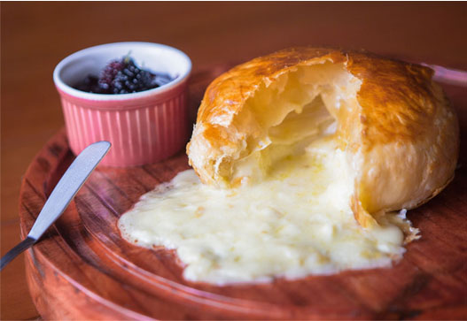 Queijo Brie na Massa Folhada com Geleia de Amora