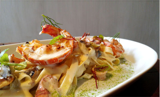 Linguine de frutos do mar & Lagosta ao Champagne & pistache