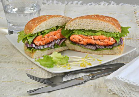 Lanche com hambúrguer de salmão