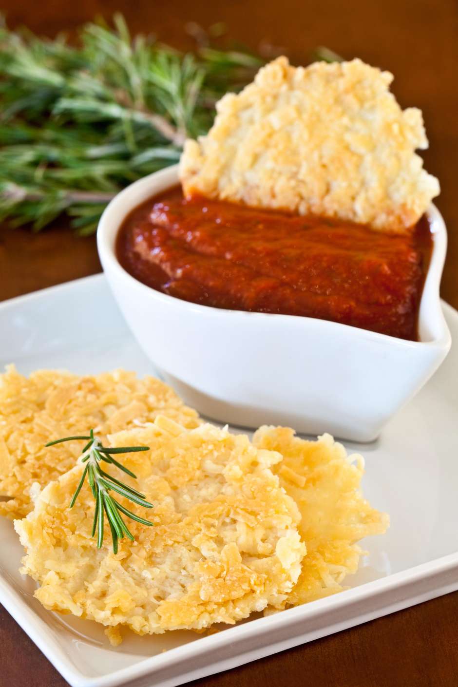 Entradinha de queijo parmesão com molho de tomate com ervas