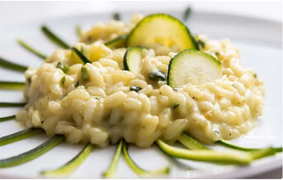 Risoto vegetariano de abobrinha na panela elétrica de arroz