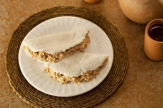 Tapioca com queijo de coalho e patê de atum
