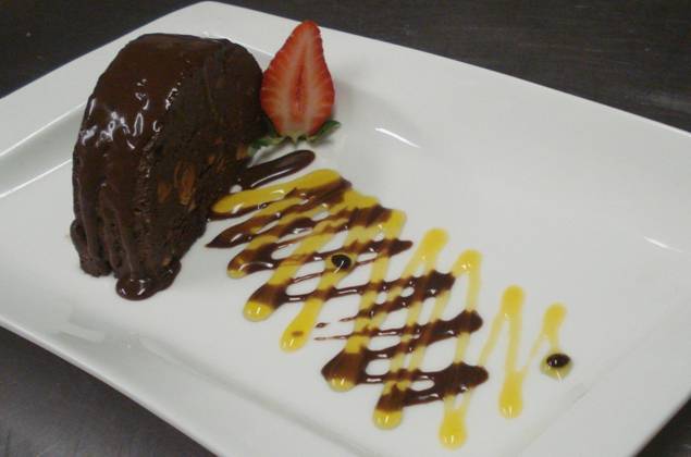 Terrine de chocolate e amêndoas com calda de maracujá 