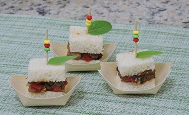 Barquinhas de pão de forma com caponata de berinjela 