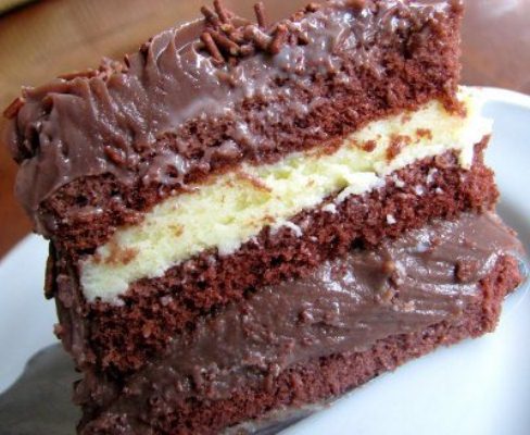 Resultado de imagem para bolo de chocolate com creme branco