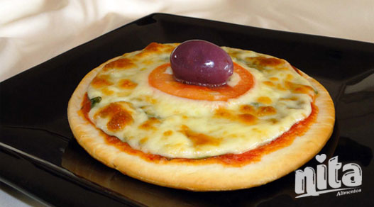 Pizza de mussarela com rúcula