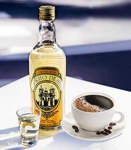 Drinque com cachaça e café