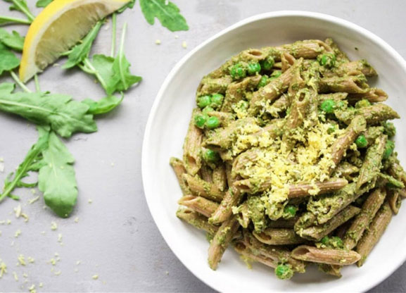 Macarrão com pesto de rúcula com limão