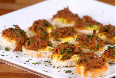 Canapés de carne louca desfiada com mousse de mandioquinha