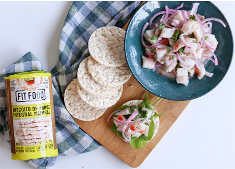 Ceviche com biscoito de arroz integral