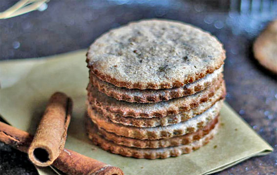 Cookies de gengibre com raspas de casca de laranja