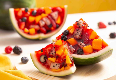 Gelatina de melancia com frutas