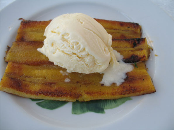 Banana da Terra Frita com Açúcar, Canela e Sorvete de Creme