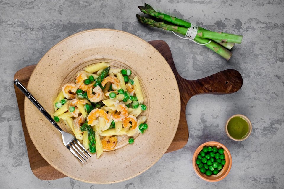 Penne com camarões, aspargos, ervilhas e cream cheese