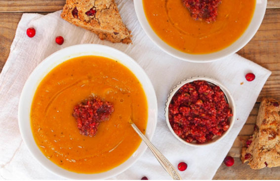 Sopa de Abóbora Assada com Molho de Cranberry e Scones