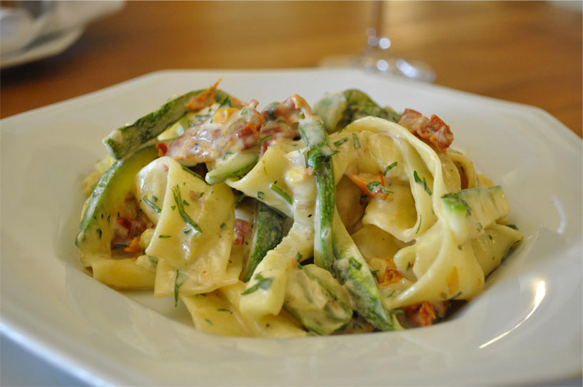 Pappardelle com creme de queijo de cabra, tomate seco e abobrinha grelhada