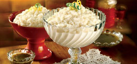 Arroz doce perfumado com calda de rapadura