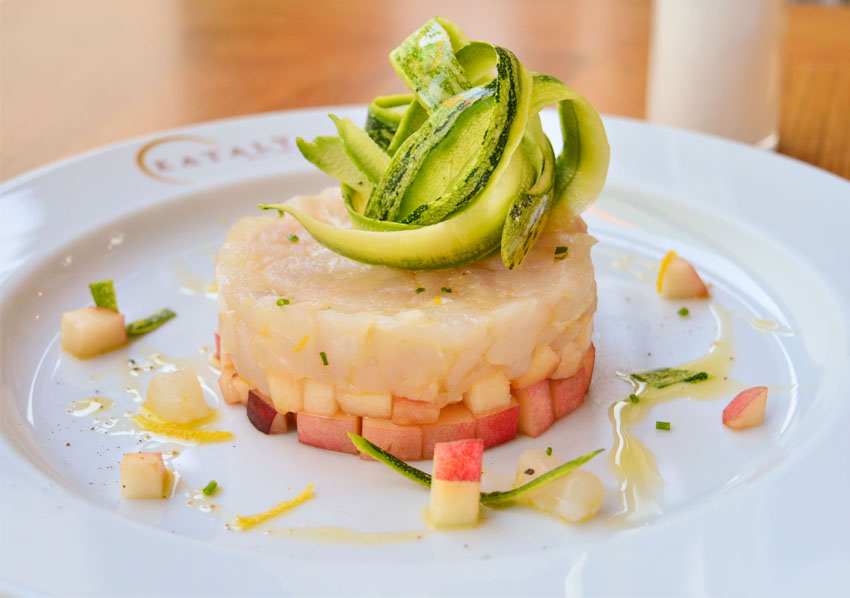 Tartare de peixe com pêssego e abobrinha 