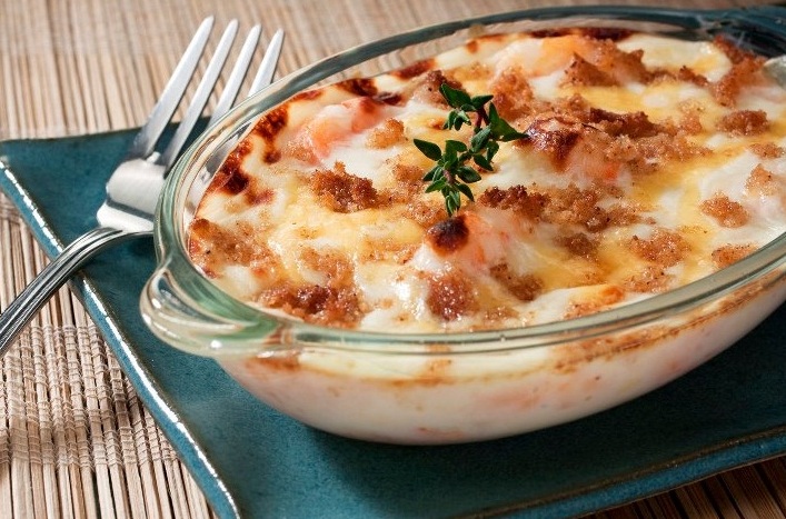 Camarão ao queijo gratinado