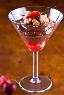 Mousse de chocolate com pimenta e caramelo com farofa de biscoito Renata