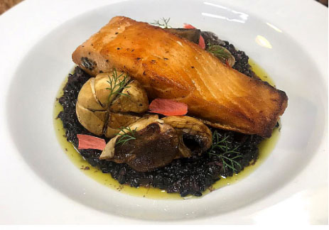 Salmão com risoto negro e cogumelos