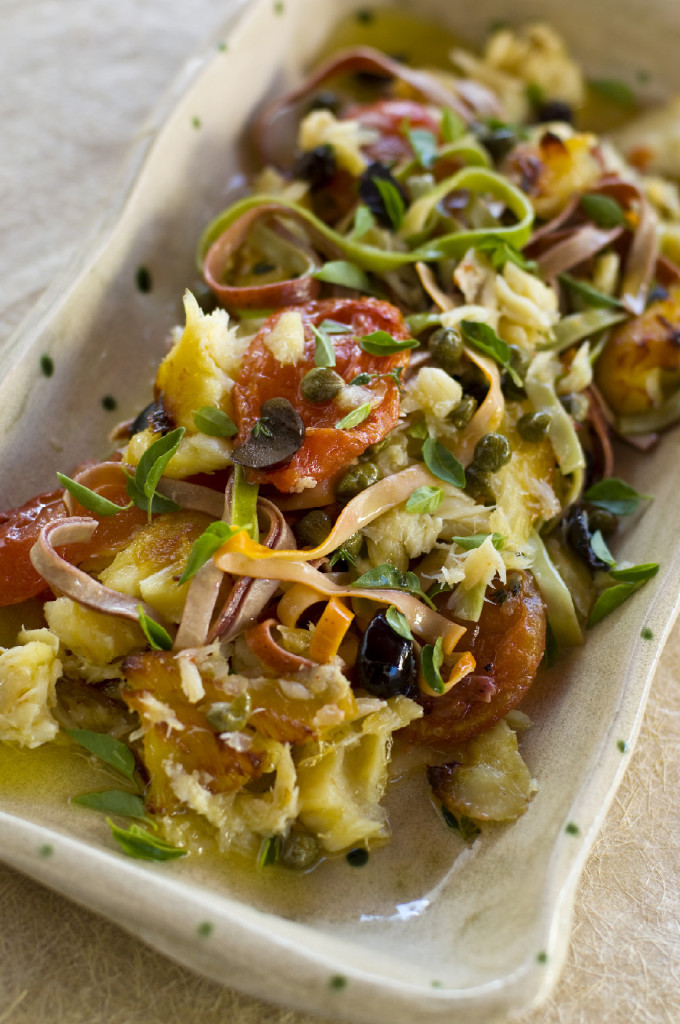 Tagliatelle com molho rústico de bacalhau, tomate, alcaparra e azeitona 