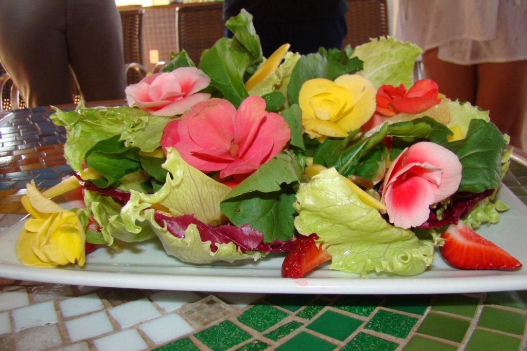 Salada com flores comestíveis é a dica do Aguativa para a primavera