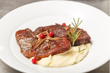 Steak de javali ao forno com purê de batatas