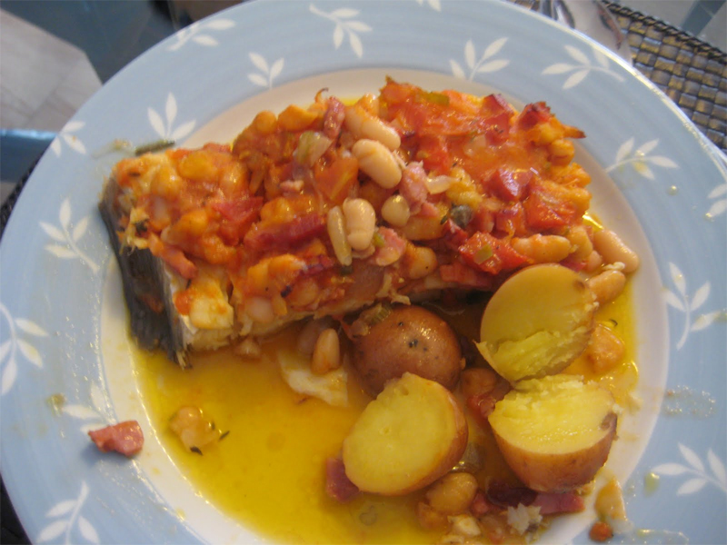 Bacalhau assado com feijão branco, tomate e bacon