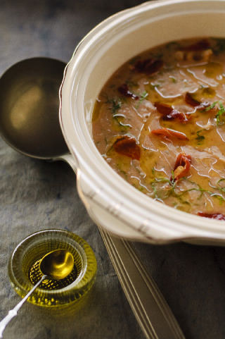 Sopa de feijão branco, escarola e crisp de presunto cru 