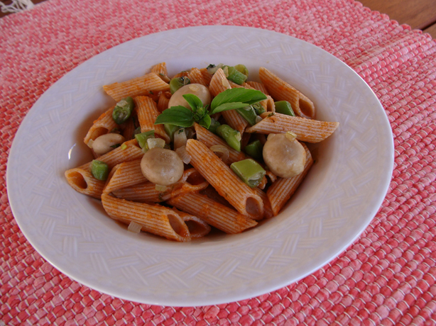 Pene integral ao sugo com cogumelos e vagem