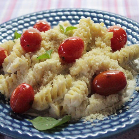 Macarrão com molho branco e tomate confit finalizado com parmesão - Vegano