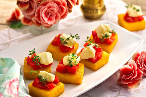 Bruschetta de Polenta, Catupiry e Tomate Fresco