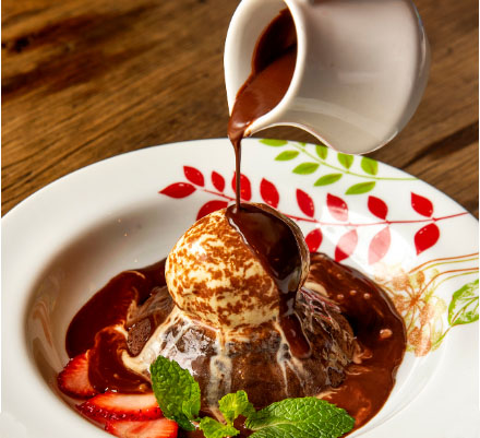 Bolinho quente de chocolate com calda 