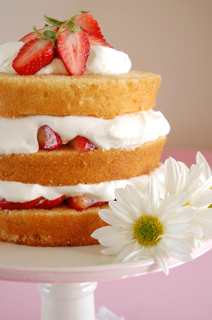 Bolo de camadas com morangos e chantilly